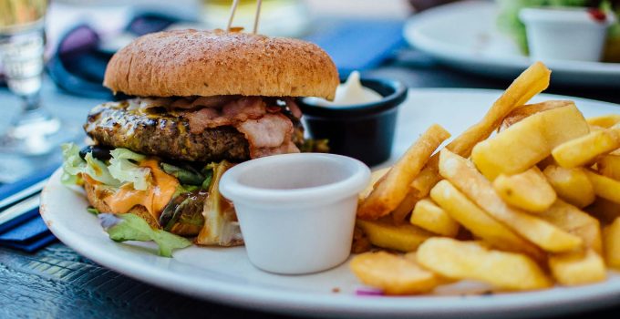 Steeds meer ergernis over lange wachttijden bij sommige fastfoodrestaurants in Suriname