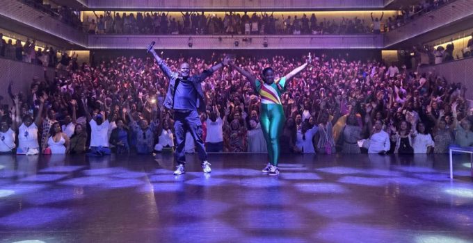 Roué meets Chelle: Surinaamse humor verovert Nederlandse theaters