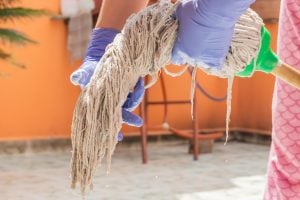 In Nederland zegt men trots ‘ik ben schoonmaker’, in Suriname liever niet