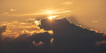 Vanavond gaat de zon later onder dan op andere dagen.
