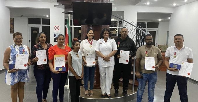 bloedonoren gehuldigd in nickerie