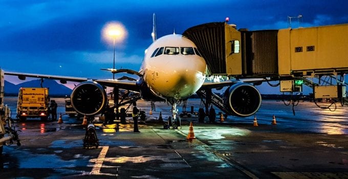 jet bridge vliegveld airport vliegtuigslurf
