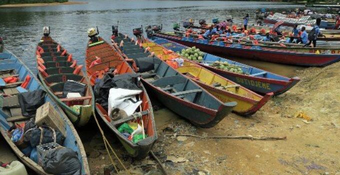 riviet boot boten binnenland suriname toerisme