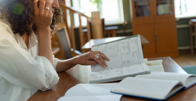 Surinaamse studenten werken hard voor diploma dat aan waarde verliest