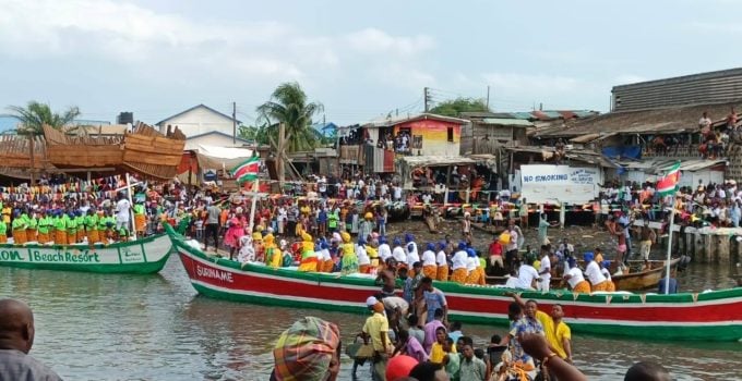 Ghanese deelnemers in Surinaamse klederdracht herdenken slavernijgeschiedenis op water