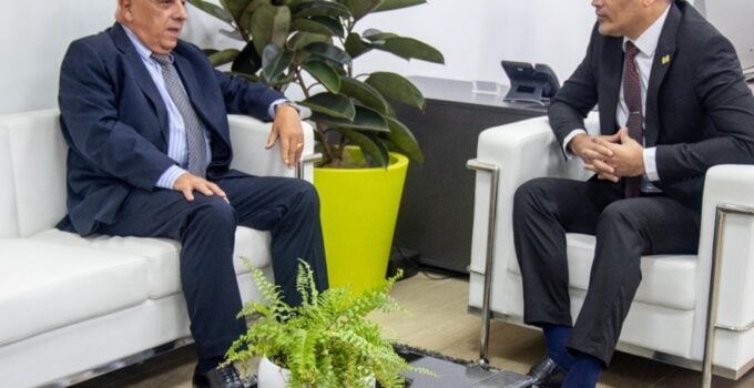 voorzitter-adhin-ontvangt-cubaanse-ambassadeur-voor-overleg-over-bilaterale-samenwerking3
