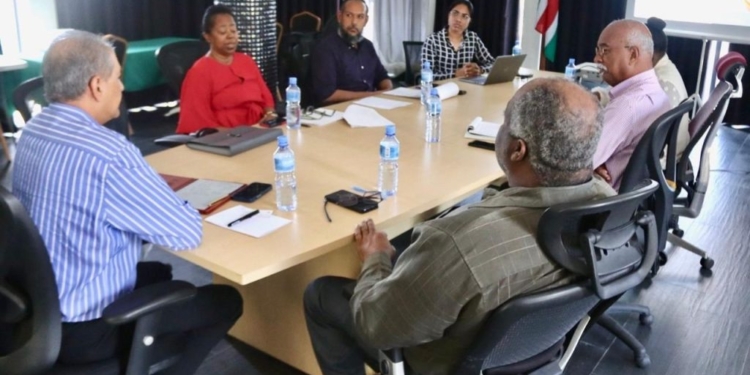 VWA Onderminister Jadnanansing in overleg met een delegatie van de leiding van Newmont