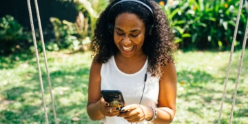 vrouw muziek telefoon smartphone