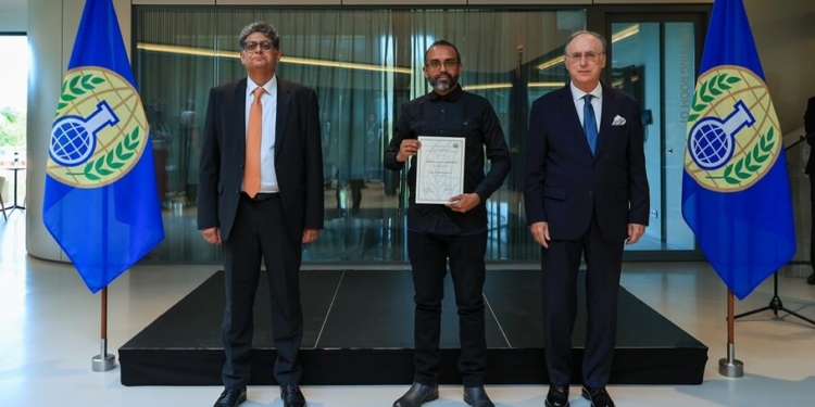 Certificate Foto (L) Suljuk Tarar Dir international cooperation and assistance division OPCW (M) Anwar Alibux van Suriname (R) Fernando Arias director general OPCW