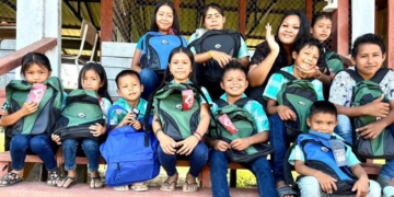 Blue Wing Airlines schenkt schoolmateriaal aan kinderen Kwamalasamutu