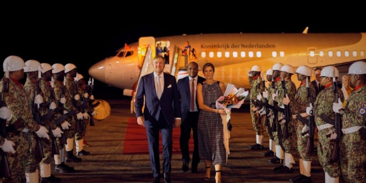 Het koningspaar arriveert op Zanderij