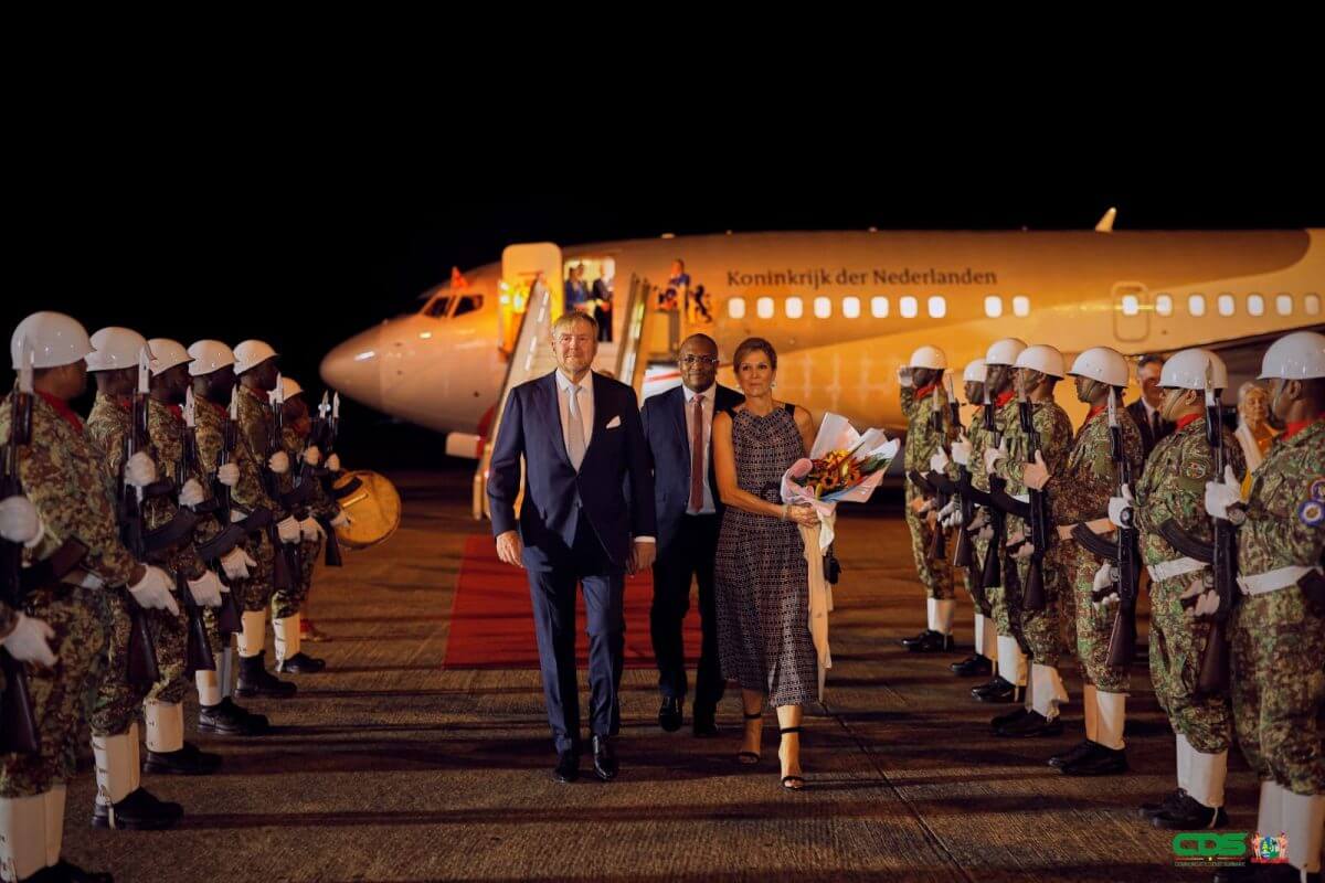 Het koningspaar arriveert op Zanderij