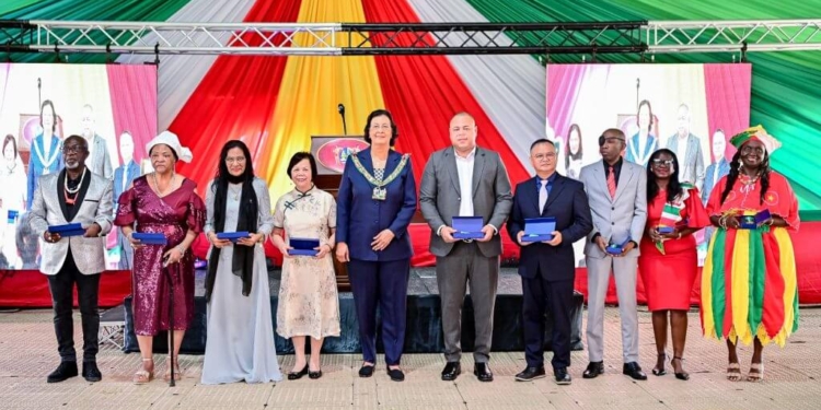 In aanloop naar vijftig jaar staatkundige onafhankelijkheid zijn in de tuin van het Presidentieel Paleis ruim 190 personen onderscheiden.