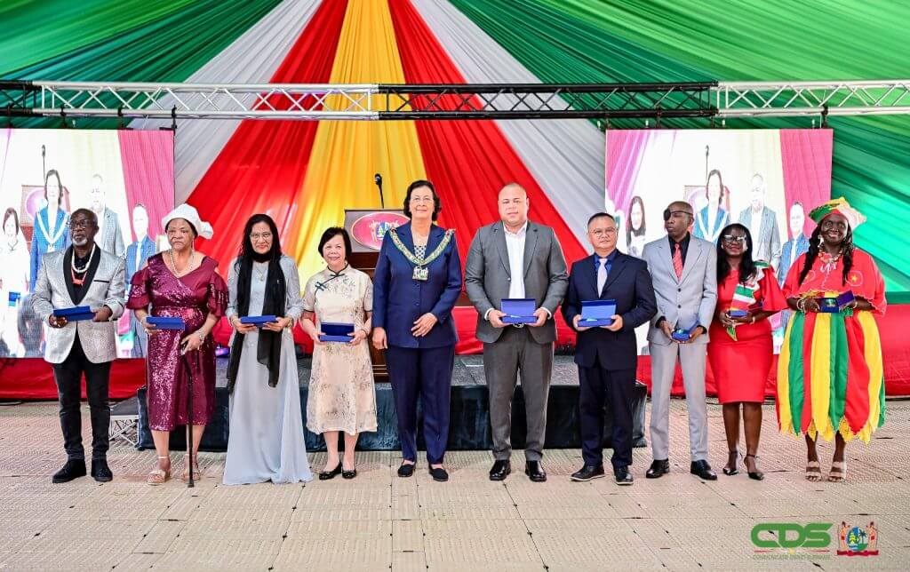 Decoraties bekronen inzet in aanloop naar 50 jaar Srefidensi