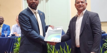 Directeur Kalpoe EAS doet overdracht aan Minister David Abiamofo