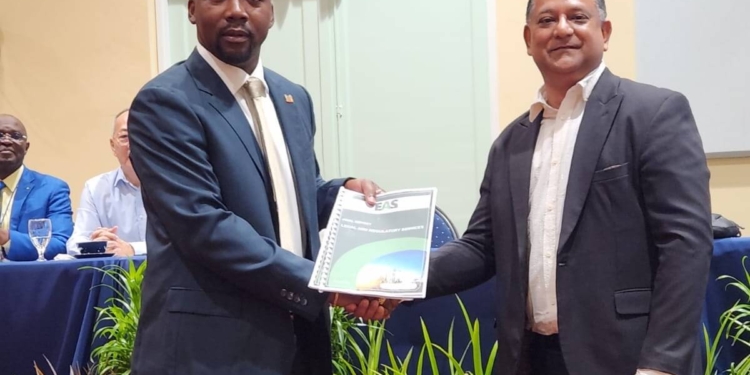 Directeur Kalpoe EAS doet overdracht aan Minister David Abiamofo