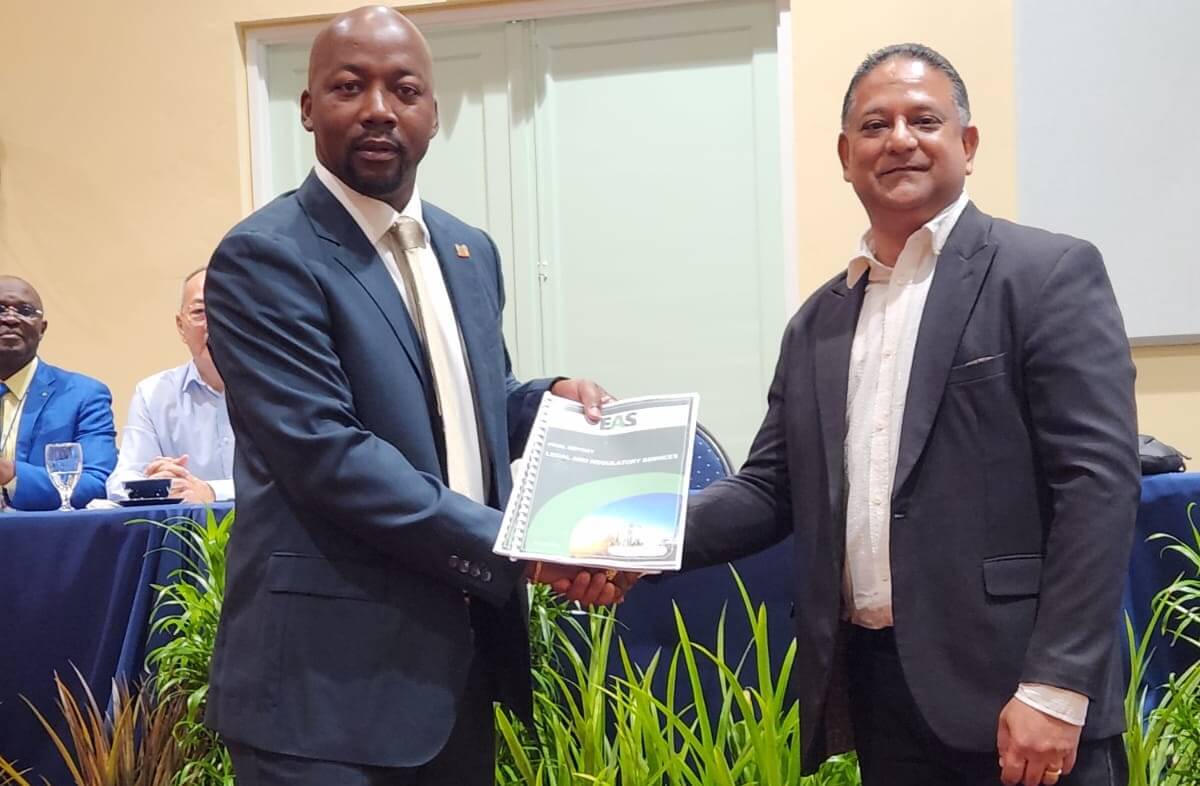 Directeur Kalpoe EAS doet overdracht aan Minister David Abiamofo