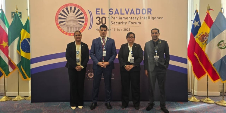 Michael Ashwin Adhin Salarbaks Mohamed Aziez Ameerani Jarbandhan en Carmen van Dijk