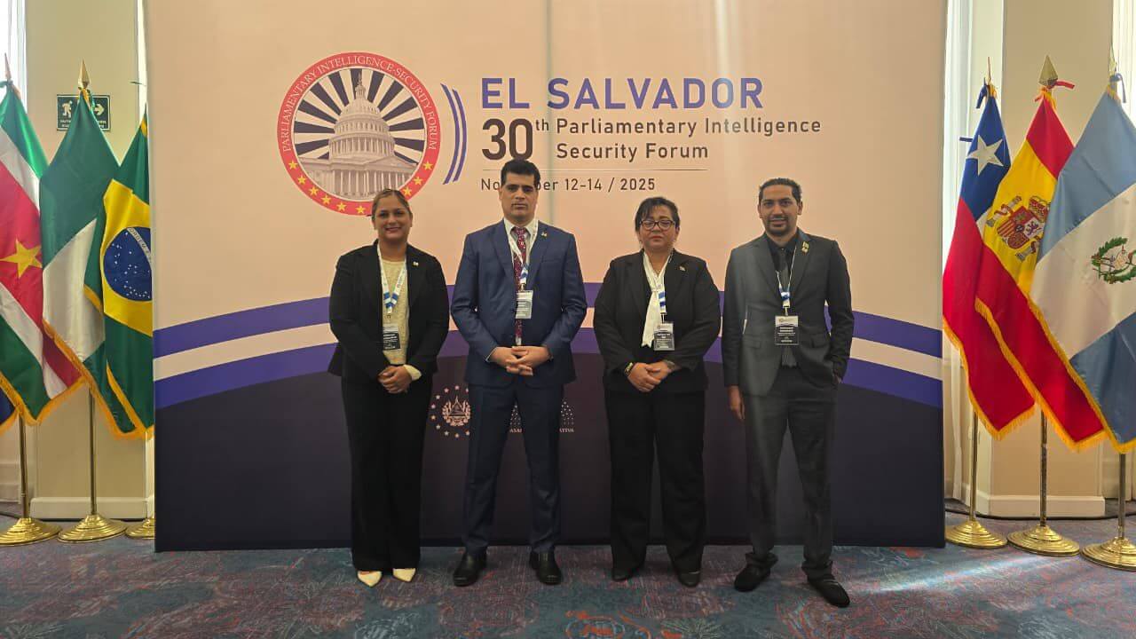 Michael Ashwin Adhin Salarbaks Mohamed Aziez Ameerani Jarbandhan en Carmen van Dijk