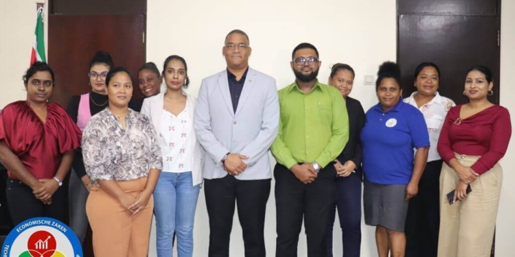 Minister Andrew Baasaron brengt een werkbezoek aan het Surinaams Standaardenbureau