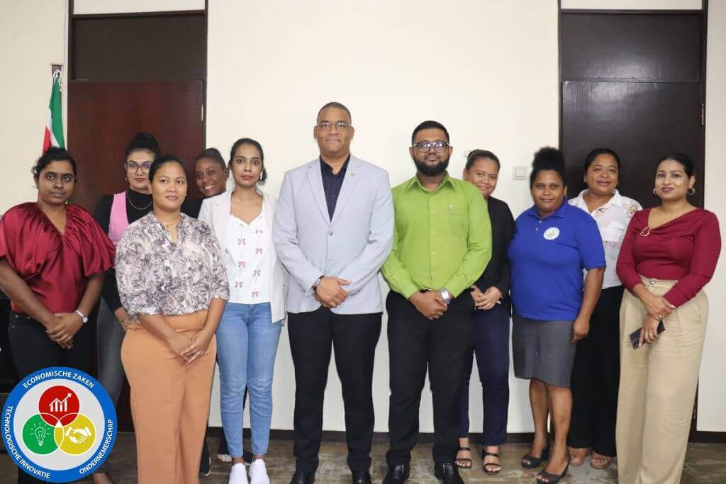 Minister Andrew Baasaron brengt een werkbezoek aan het Surinaams Standaardenbureau