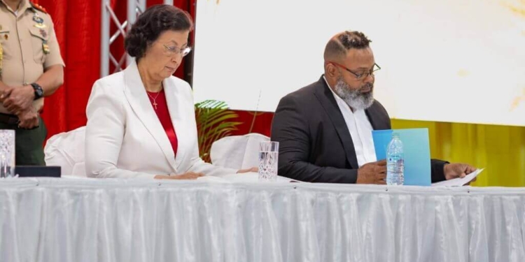 President Jennifer Simons en Marvin Pollack tijdens de Srefidenki Conferentie