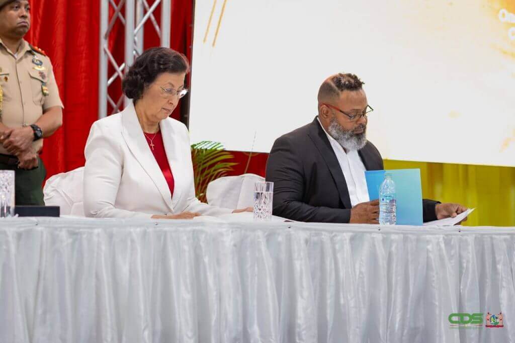 President Jennifer Simons en Marvin Pollack tijdens de Srefidenki Conferentie