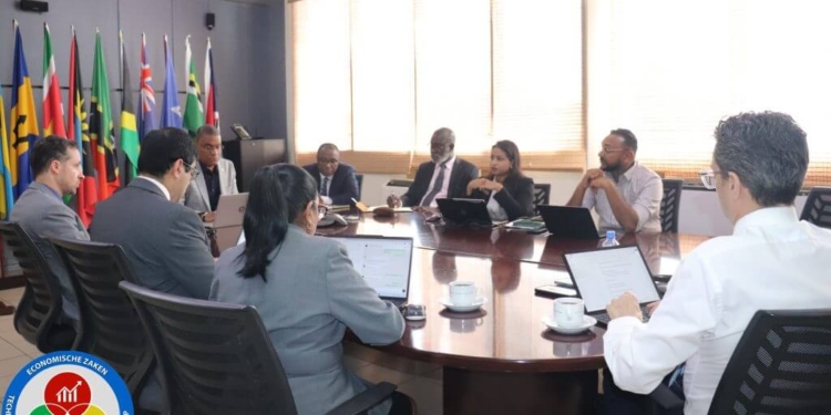 minister Andrew Baasaron in gesprek met imf delegatie