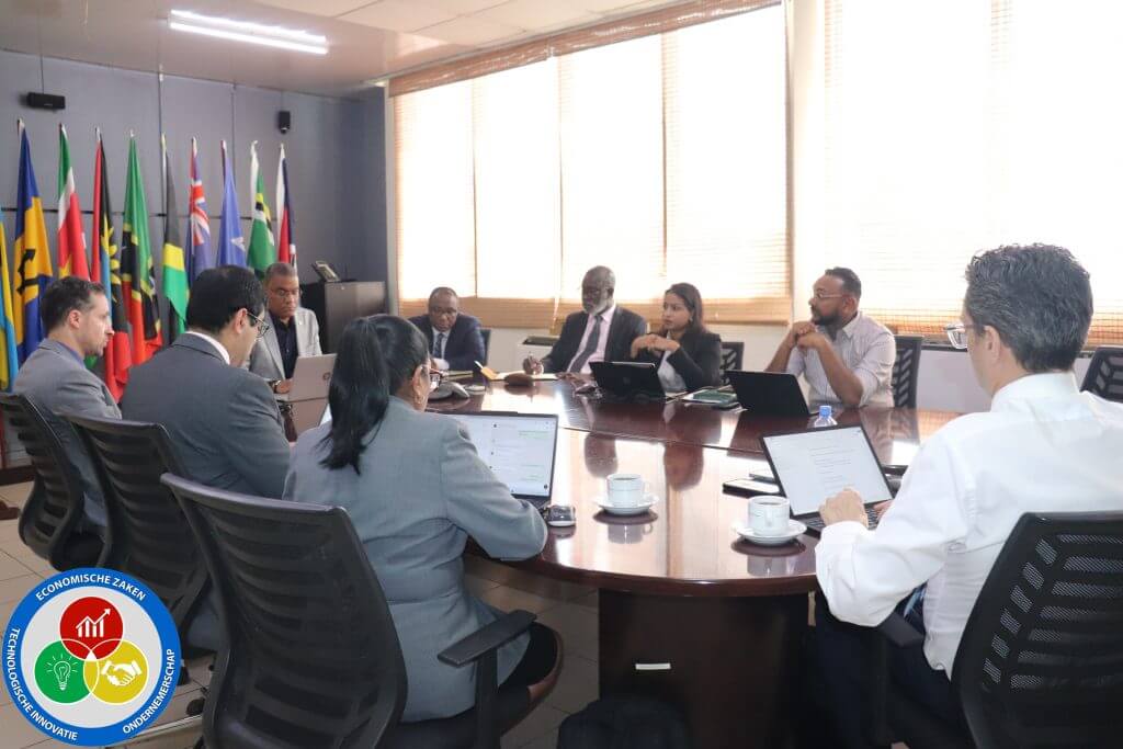 minister Andrew Baasaron in gesprek met imf delegatie