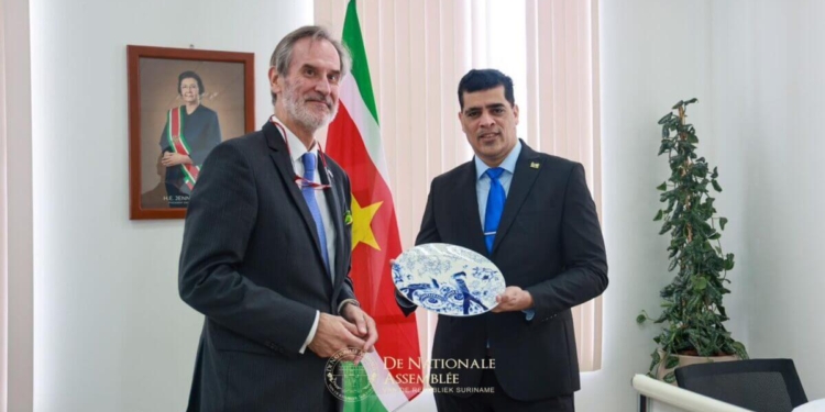 nederlandse ambassadeur walter bos bij adhin