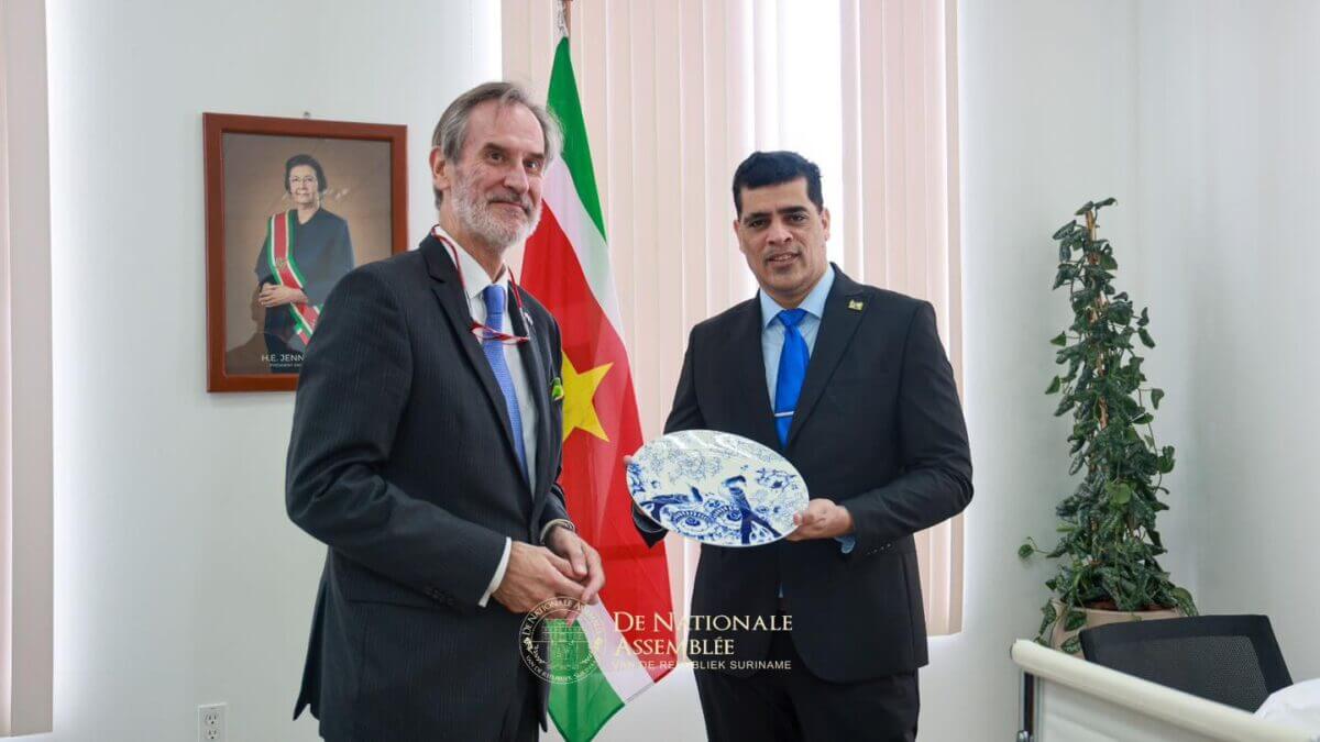 nederlandse ambassadeur walter bos bij adhin