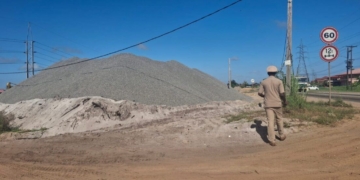 steenslag blokeert hoofdweg