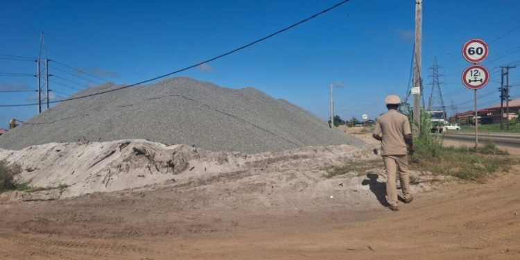 steenslag blokeert hoofdweg