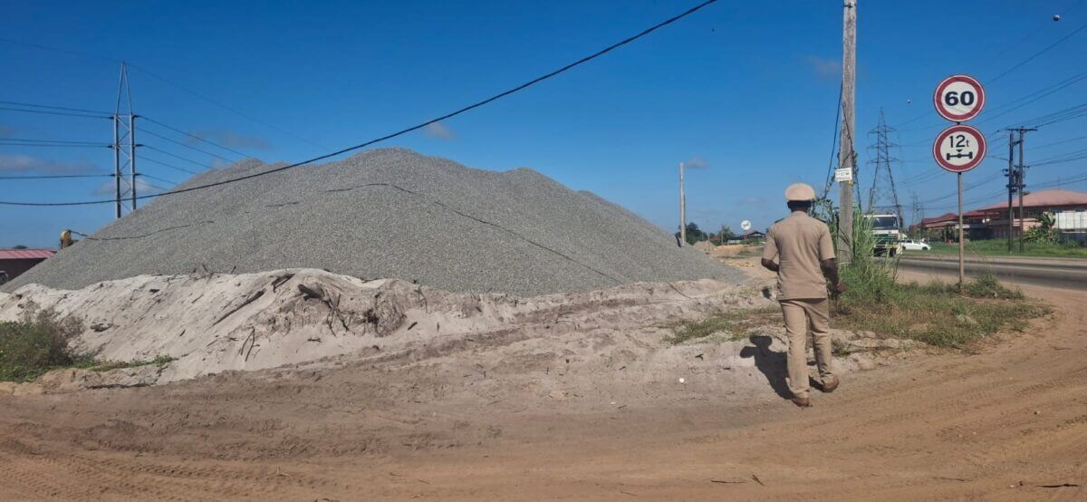 steenslag blokeert hoofdweg
