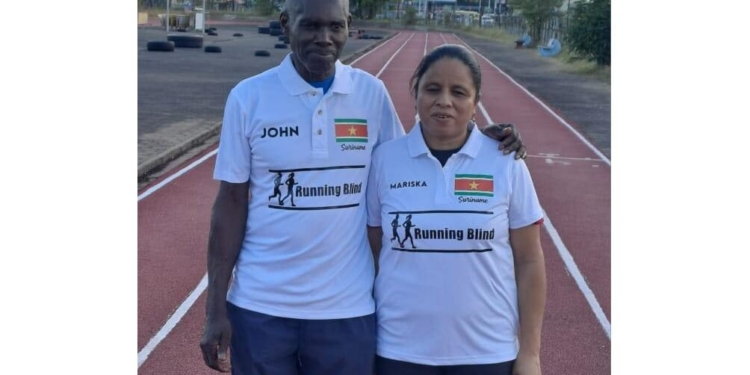 twee personen met een visuele beperking doe mee aan wedstrijd