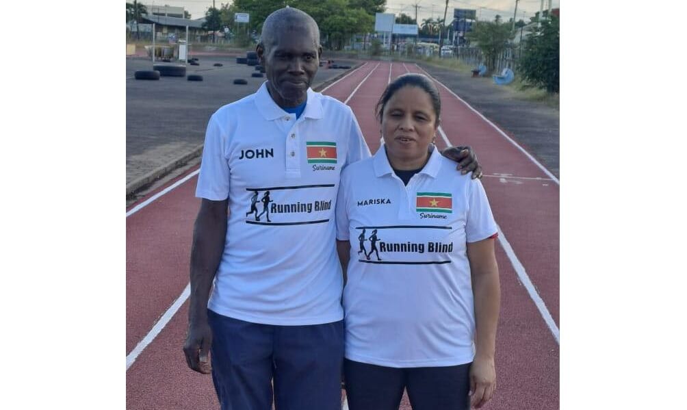 twee personen met een visuele beperking doe mee aan wedstrijd