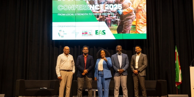 vlnr Glenn Truideman Kamlesh Ganesh Angela van der Kooye Mavrick Boejoekoe en Anvit Ramlakhan