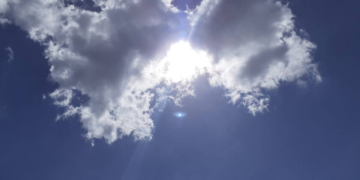 zon maan wolken