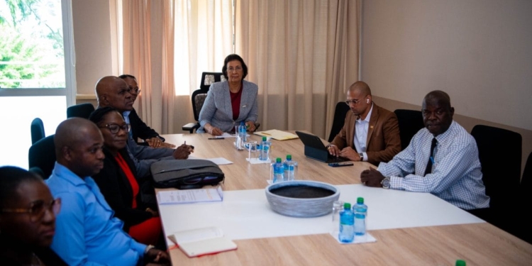 Overleg tussen de Raad van Commissarissen en directie van de SLM op het Kabinet van de President in Paramaribo.