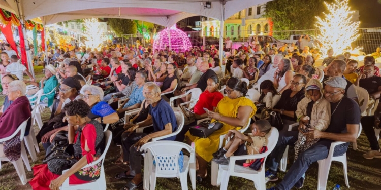 President Jennifer Simons spreekt de samenleving toe tijdens de Volkskerstzang op het Onafhankelijkheidsplein in Paramaribo.