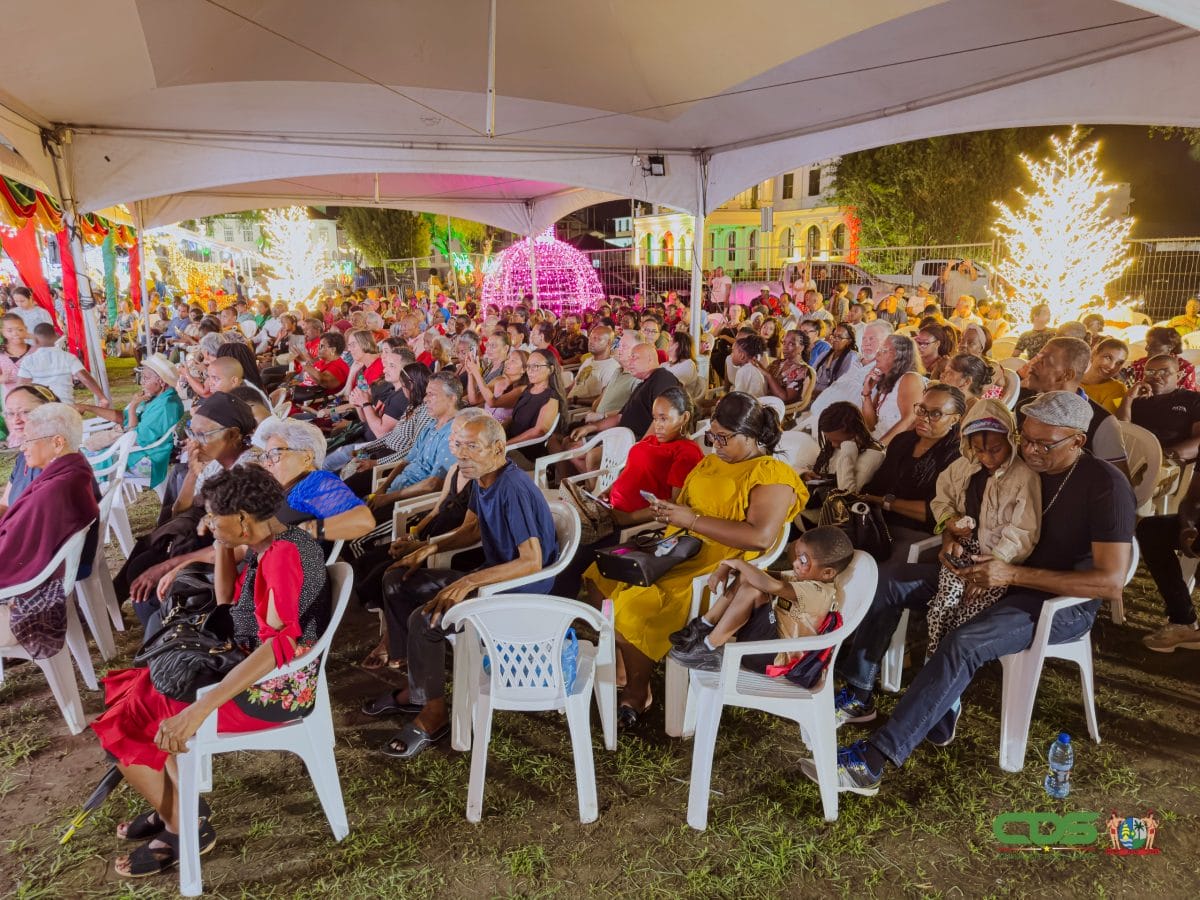 President Jennifer Simons spreekt de samenleving toe tijdens de Volkskerstzang op het Onafhankelijkheidsplein in Paramaribo.