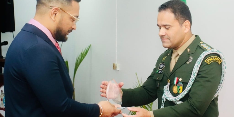 Minister Ramsaran decoreert scheidende militaire attaché Brazilië3
