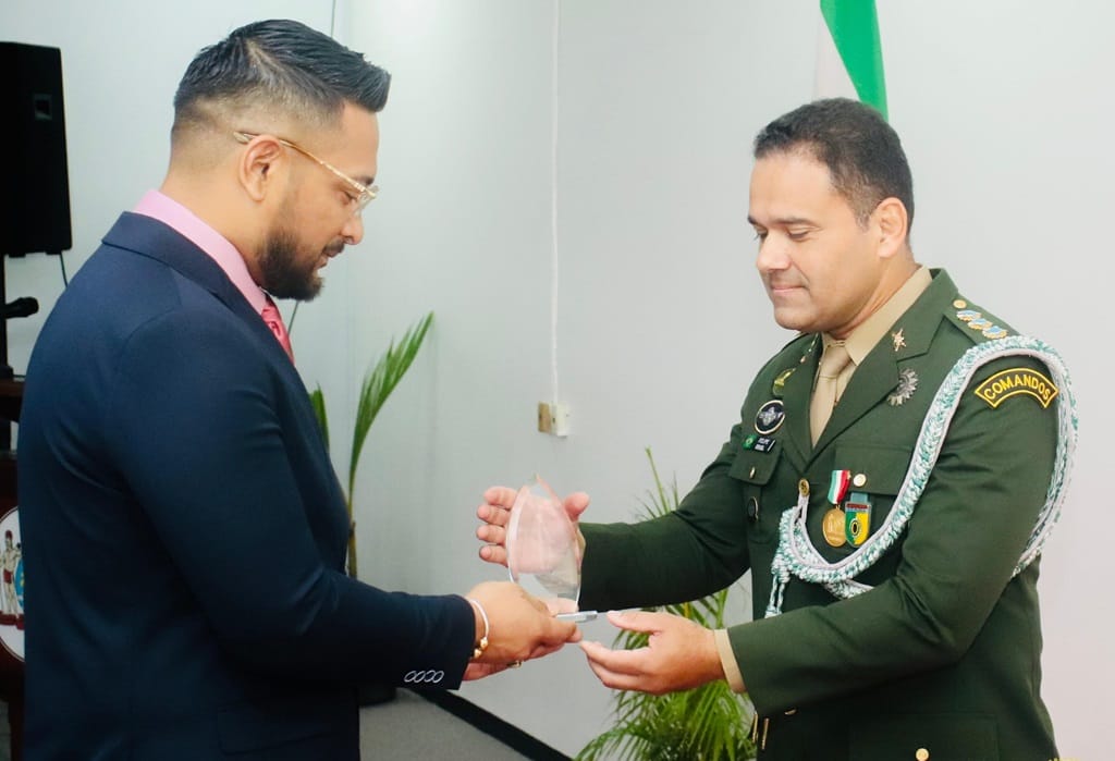 Minister Ramsaran decoreert scheidende militaire attaché Brazilië3