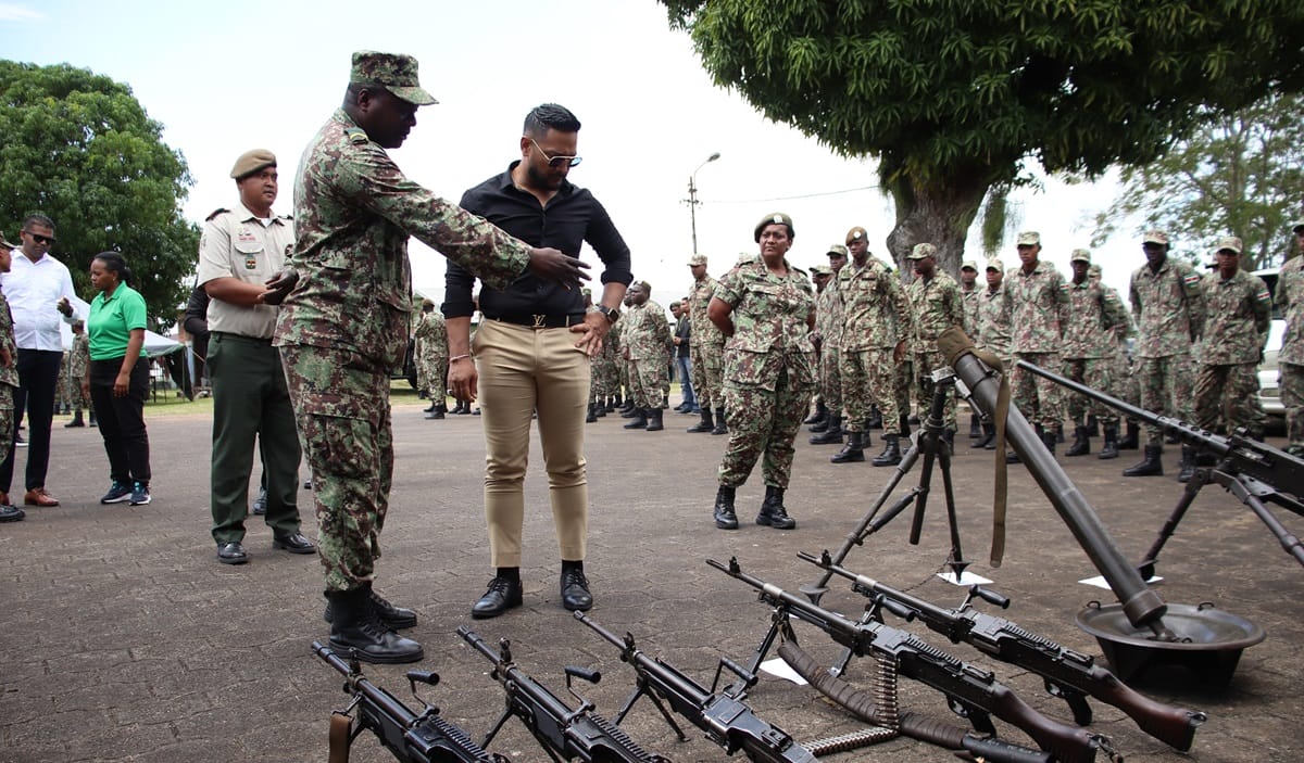 Minister Ramsaran op werkbezoek bij de Landmacht10