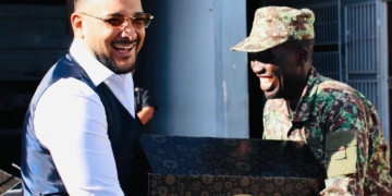 Minister Ramsaran overhandigt eerste kerst en jaarafsluitingspakketten aan commandanten detacheringsposten2