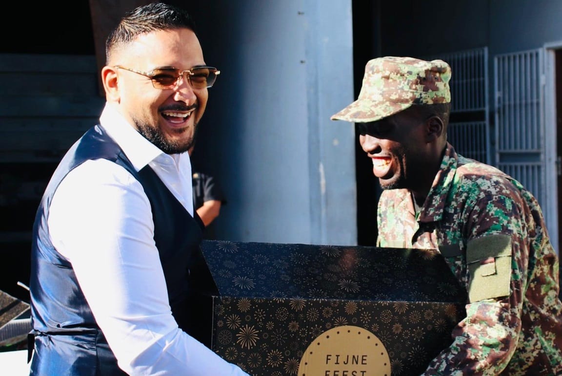 Minister Ramsaran overhandigt eerste kerst en jaarafsluitingspakketten aan commandanten detacheringsposten2