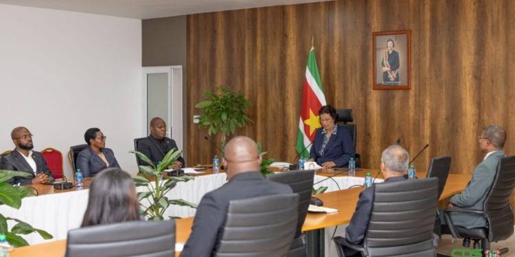 President Simons benoemt Delano Landvreugd tot voorzitter van het vernieuwde Onderhandelingsorgaan van de Overheid.