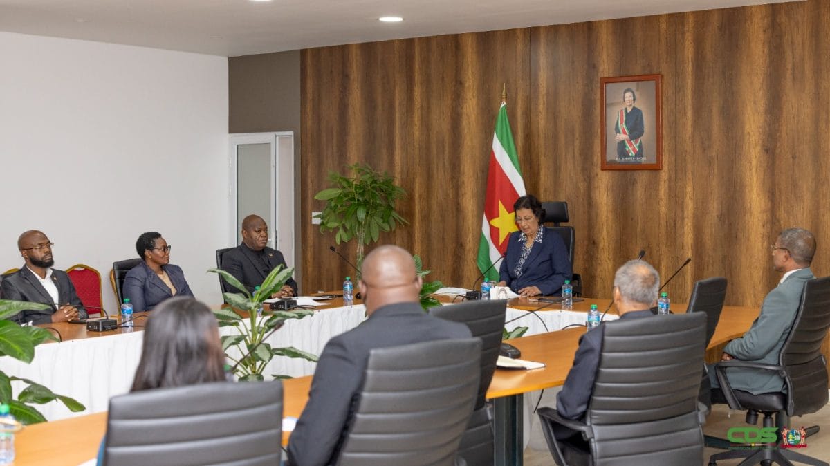 President Simons benoemt Delano Landvreugd tot voorzitter van het vernieuwde Onderhandelingsorgaan van de Overheid.