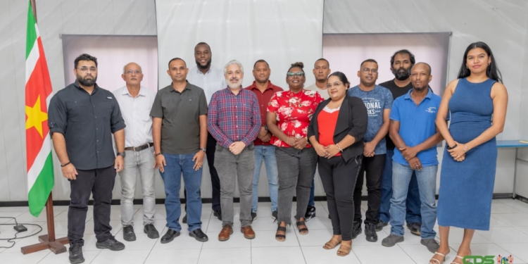 Medewerkers van Luchtvaartdienst en Meteodienst ontvangen ICAO training om de vliegveiligheid in Suriname te verbeteren.