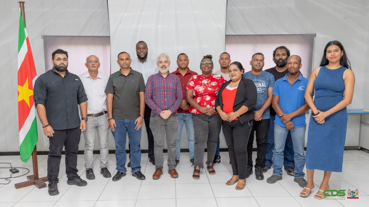 Medewerkers van Luchtvaartdienst en Meteodienst ontvangen ICAO training om de vliegveiligheid in Suriname te verbeteren.